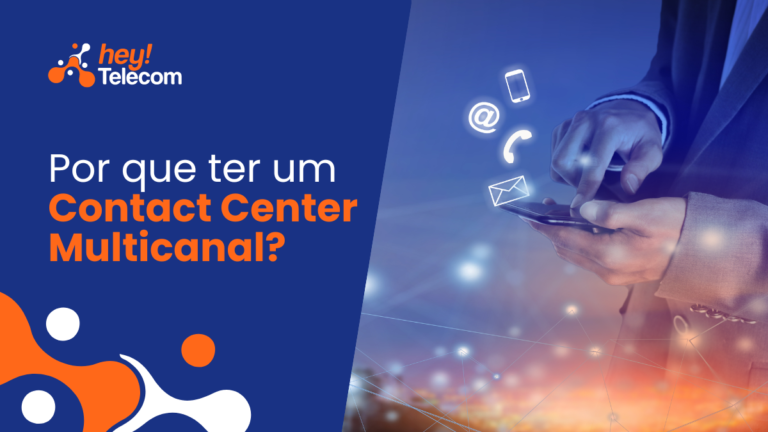 A imagem mostra um fundo azul com o logotipo da Hey Telecom no canto superior esquerdo. O texto principal diz: "Por que ter um Contact Center Multicanal?" À direita, há uma mão masculina segurando um smartphone, com ícones de comunicação, como e-mail, telefone e mensagem, flutuando ao redor.