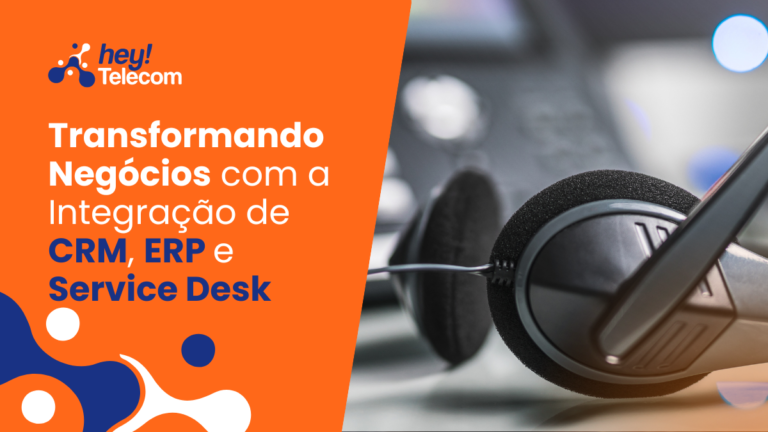 A imagem apresenta um fundo laranja com o logotipo da Hey Telecom no canto superior esquerdo. O texto principal diz: "Transformando Negócios com a Integração de CRM, ERP e Service Desk." À direita, há um close-up de um headset de call center em uma mesa, com um telefone ao fundo.