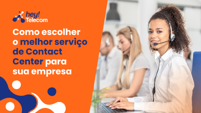 A imagem apresenta uma jovem operadora de contact center sorridente, usando um headset, ao lado de seus colegas de trabalho, todos em um ambiente de escritório. O fundo é desfocado para destacar a operadora em primeiro plano.