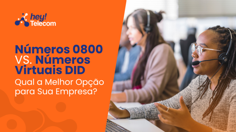 Imagem dividida em duas partes. No lado esquerdo, há um fundo laranja com o logotipo da Hey Telecom no topo, seguido pelo texto em destaque: "Números 0800 vs. Números Virtuais DID: Qual a Melhor Opção para Sua Empresa?". No lado direito, uma fotografia mostra duas mulheres utilizando headsets enquanto trabalham em um ambiente de atendimento corporativo, com computadores à frente e um fundo desfocado que transmite um ambiente dinâmico e profissional.